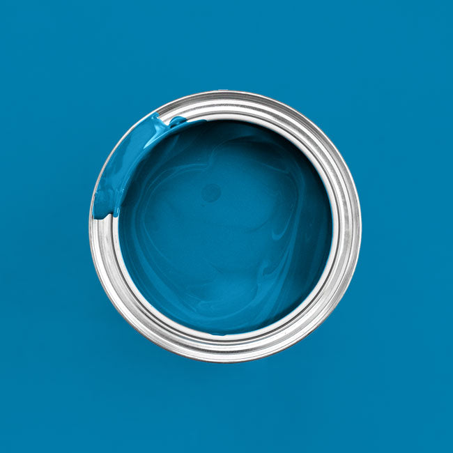 Farbton Blau in einer geöffneten Dose von oben