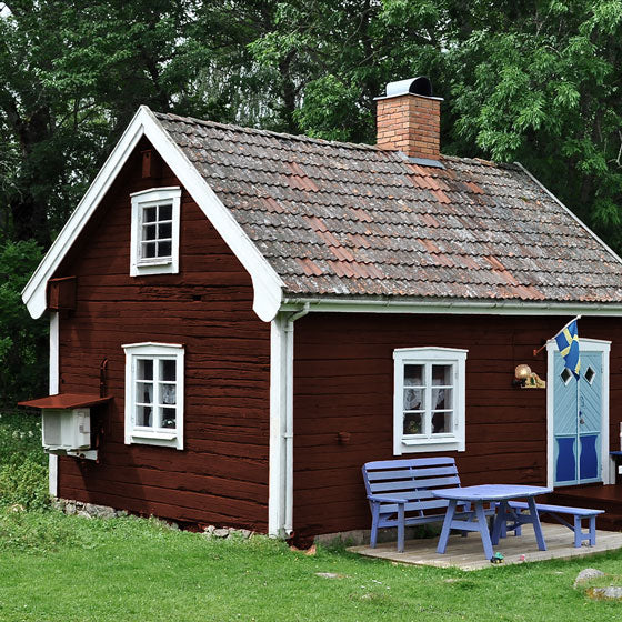 Holzhütte im Wald mit Lasur Mahagoni gestrichen