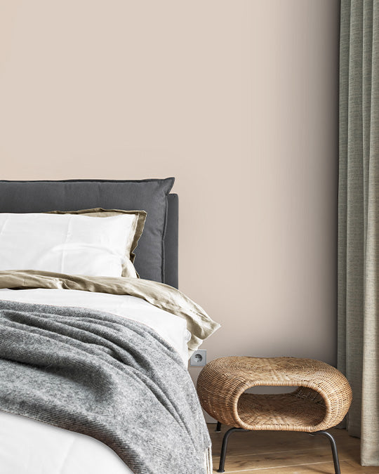 Schlafzimmer im warmen, rötlichen Beigeton Sahara