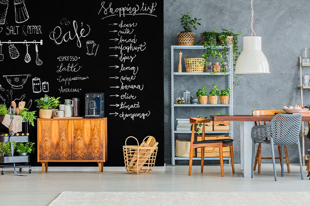 Offene Küche in der eine Wand mit Tafelfarbe gestrichen wurde